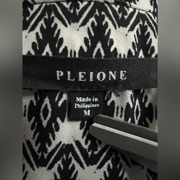 Pleione Black & White Aztec Shirt Sleeveless Collared Blouse Women's medium - Picture 7 of 7